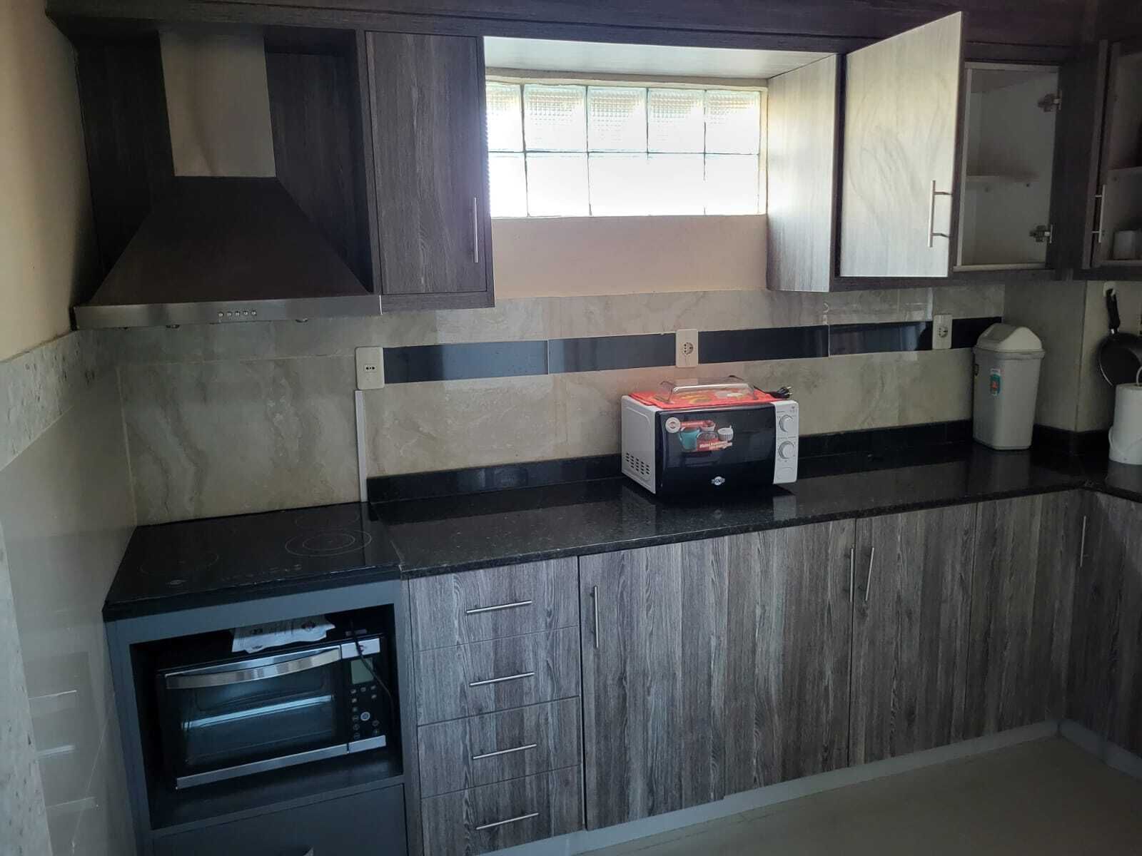 Microondas, horno y placa de cocina