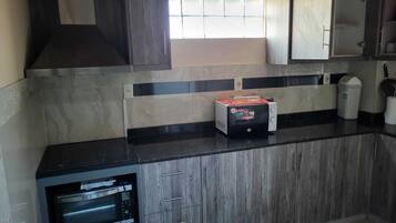 Microondas, horno y placa de cocina