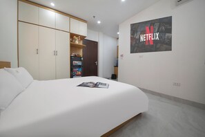 Kamar Standar | Meja kerja, ruang kerja ramah laptop, dan Wi-Fi gratis
