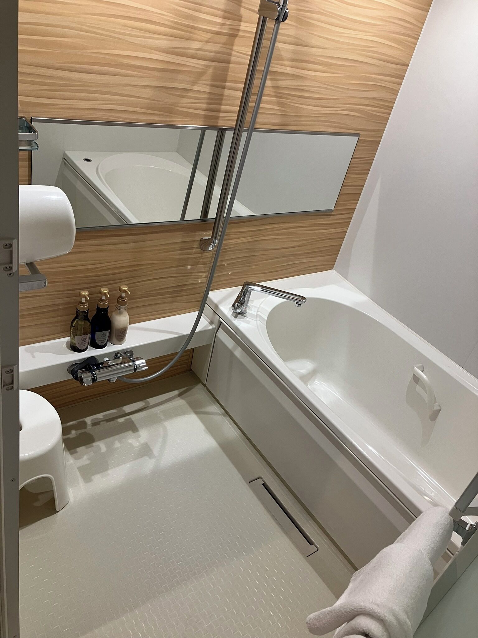 Family Room | Bathroom | Separate tub and shower, free toiletries, hair dryer, slippers