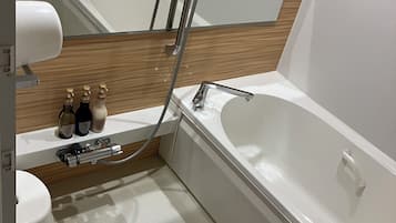 Family Room | Bathroom | Separate tub and shower, free toiletries, hair dryer, slippers