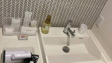 Family Room | Bathroom | Separate tub and shower, free toiletries, hair dryer, slippers