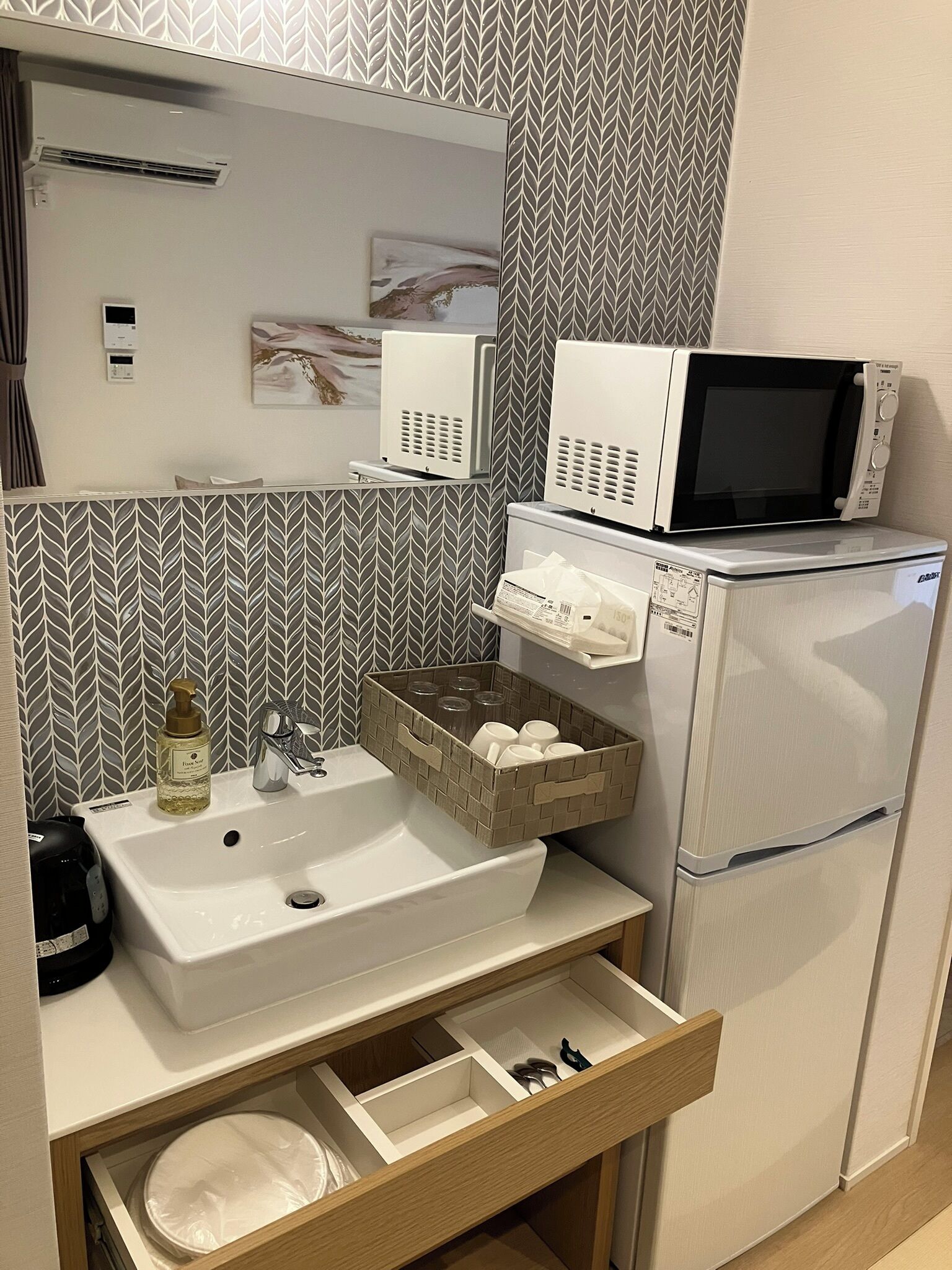 スーペリア 4 人部屋 | 専用キッチン | 大型冷蔵庫、電子レンジ、冷凍庫、ペーパータオル