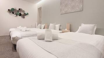 Deluxe-Dreibettzimmer | Bügeleisen/Bügelbrett, kostenloses WLAN, Bettwäsche