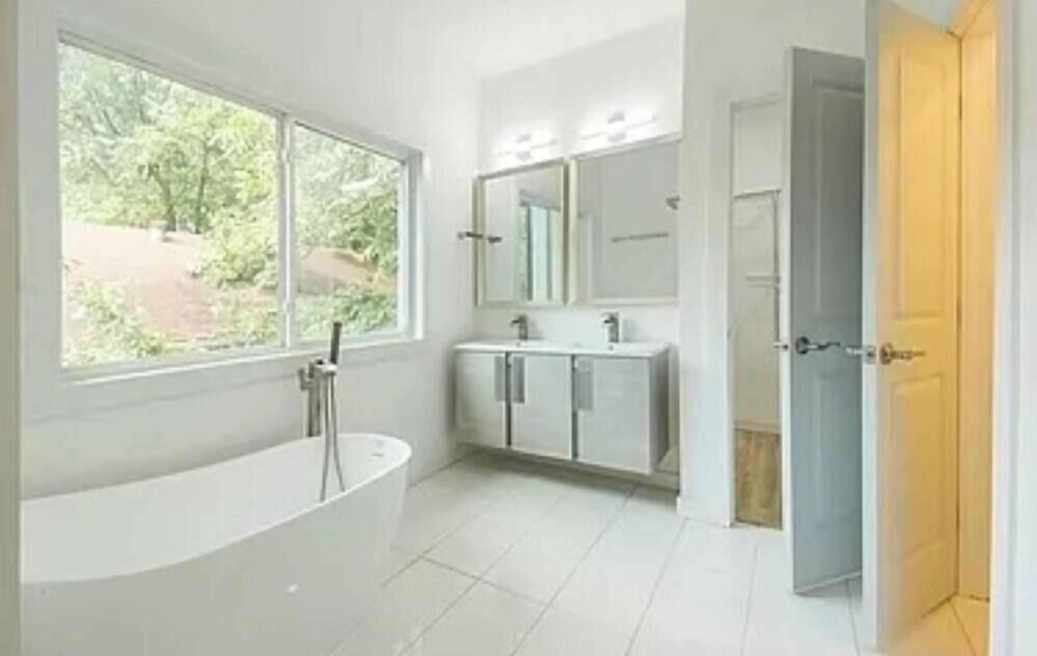Douche, séchoir à cheveux, serviettes fournies, savon