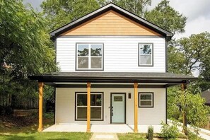 Exterior - Spacious 4-bedroom house in serene Atlanta with AC comfort (Atlanta)