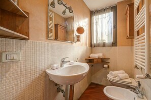 Shower, hair dryer, bidet, towels - Volpedo Loft (Milan)