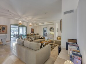 Ein modernes Wohnzimmer mit einer Couch, einem Couchtisch und einem Essbereich.
