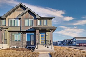 Exterior - Perfect 3-bedroom house in lovely Calgary for your getaway (Calgary)
