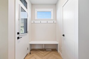 Interior - Perfect 3-bedroom house in lovely Calgary for your getaway (Calgary)