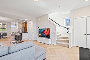 Living area - Perfect 3-bedroom house in lovely Calgary for your getaway (Calgary)