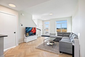 Smart TV - Perfect 3-bedroom house in lovely Calgary for your getaway (Calgary)