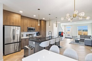 Private kitchen - Perfect 3-bedroom house in lovely Calgary for your getaway (Calgary)