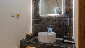 Comfort Double Room | Bathroom | Shower, rainfall showerhead, free toiletries, hair dryer
