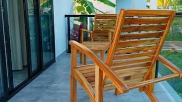 Suite – junior, balkong, hageutsikt | Terrasse/patio