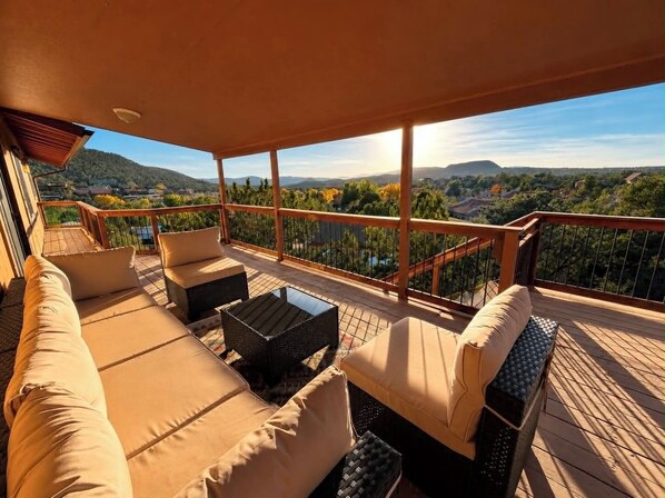 A deck with outdoor seating and a view of the surrounding landscape. - Epic Red Rock Views - Near Town & Trails (Sedona)