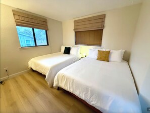 2 bedrooms, desk, iron/ironing board, travel cot - Epic Red Rock Views -Near Town & Trails (Sedona)
