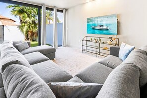 3BR Townhouse | Jacuzzi & Ocean View | Living area