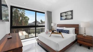 Romantic 1BR Getaway w/ Private Jacuzzi