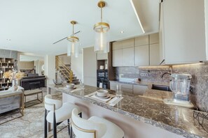 Townhome, 3 Bedrooms, Garden View | Private kitchen | Microwave, oven, stovetop, toaster