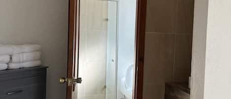 Secadora de cabello, toallas, jabón, papel de baño