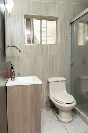Séchoir à cheveux, serviettes fournies, savon, papier de toilette
