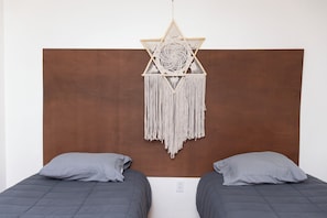 6 bedrooms, iron/ironing board, WiFi, bed sheets