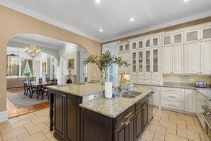 Fridge, microwave, oven, stovetop - Wayne Mansion Main House and Garden Level (Savannah)