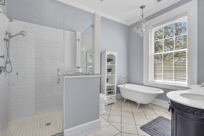 Hair dryer, towels - Wayne Mansion Main House and Garden Level (Savannah)