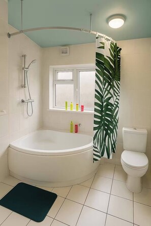 Bathroom - Room-double Room W Garden Full Kitchen W (Wolverhampton)