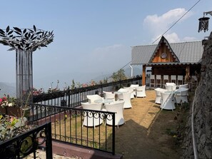 Outdoor dining - Evri Hotels & Resorts (Kolakham)