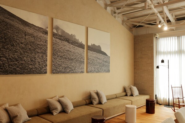 A modern living room with a sofa, a floor lamp, and a large window. - HACIENDA KARUIZAWA HOTEL (Karuizawa)