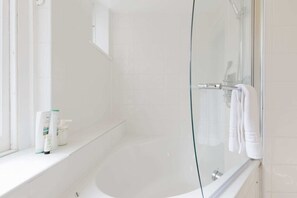 Shower, hair dryer, shampoo - Spacious Sun Filled 1BDR Flat in Highbury (Greater London)