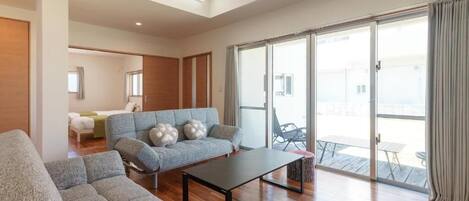 Maison Familiale, balcon, vue jardin | Coin séjour