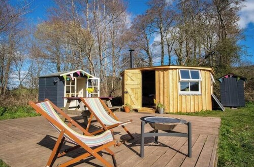 Cosy cabin retreat near Hay-on-Wye - stream alongside and stunning mountain view