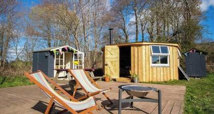 Cosy cabin retreat near Hay-on-Wye - stream alongside and stunning mountain view