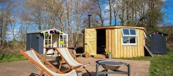 Cosy cabin retreat near Hay-on-Wye - stream alongside and stunning mountain view