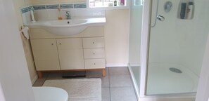Shower, jetted bath, hair dryer, towels - Relax in Acacia Bay (Taupō)
