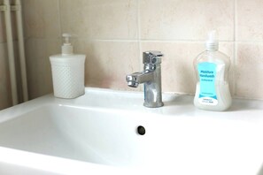 Room, 1 Bedroom | Bathroom amenities