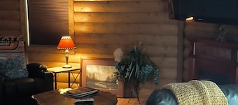 Beautiful lodge with hot tub nestled at the edge of the woods on gated property