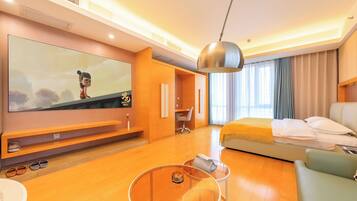 Deluxe Double Room, City View | Living room