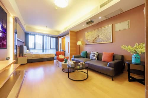 Deluxe Double Room, City View | Living room