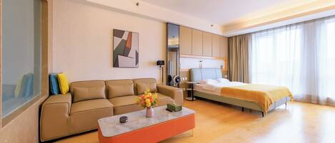 Deluxe Double Room, City View | Living room