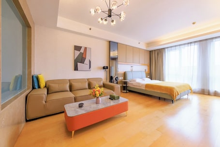 Deluxe Double Room, City View | Living room. Beijing Yichao Serviced Apartment