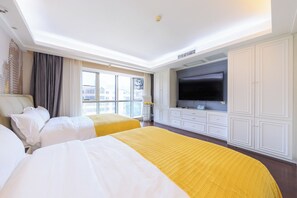 Habitación triple familiar, vistas a la ciudad | Wifi gratis y ropa de cama