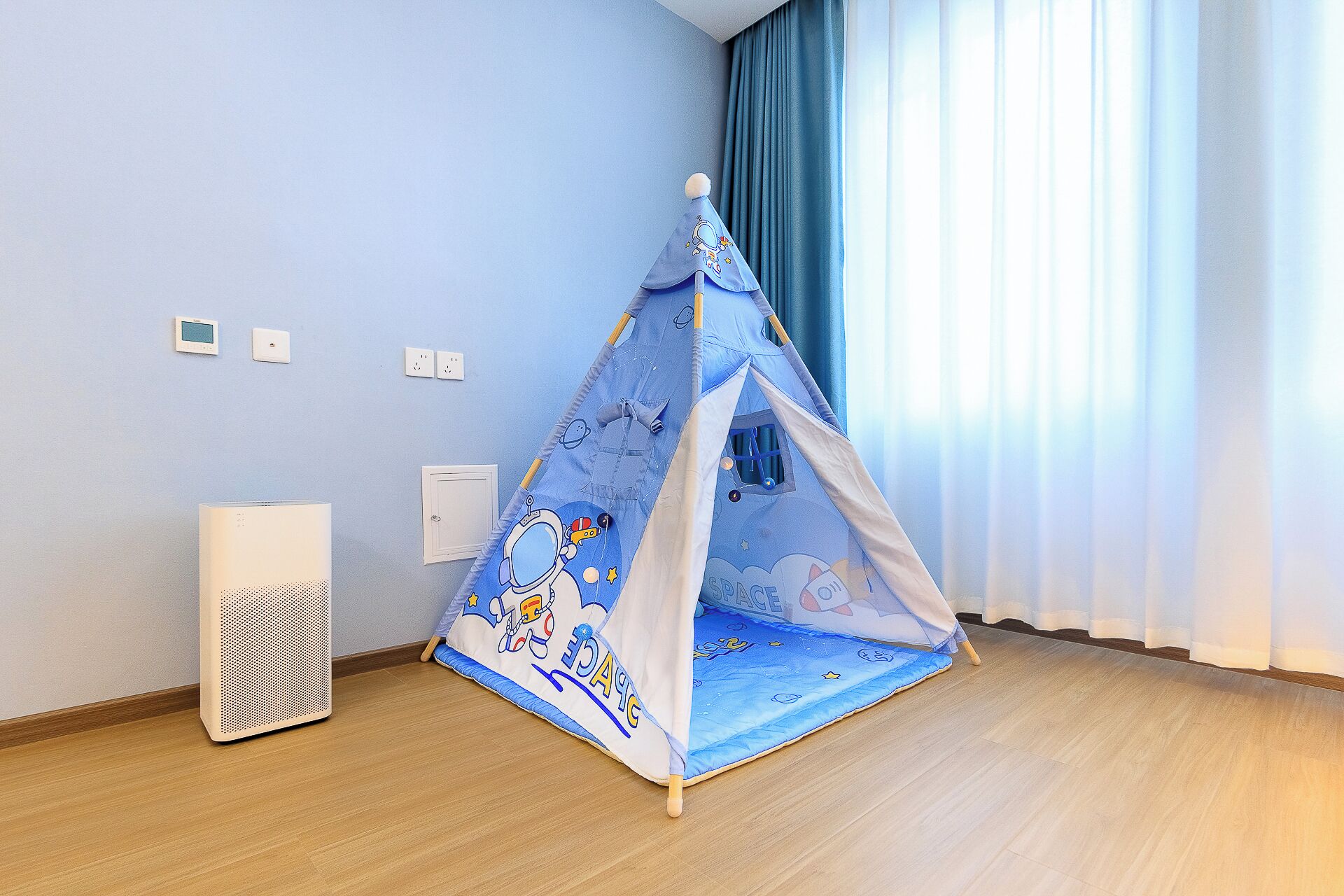 Free WiFi, bed sheets