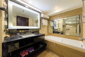 Elite driepersoonskamer, uitzicht op stad | Badkamer