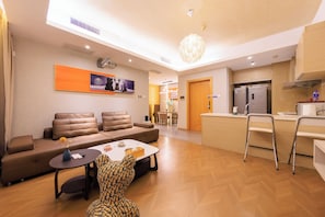 Superior Double Room, City View | Living room