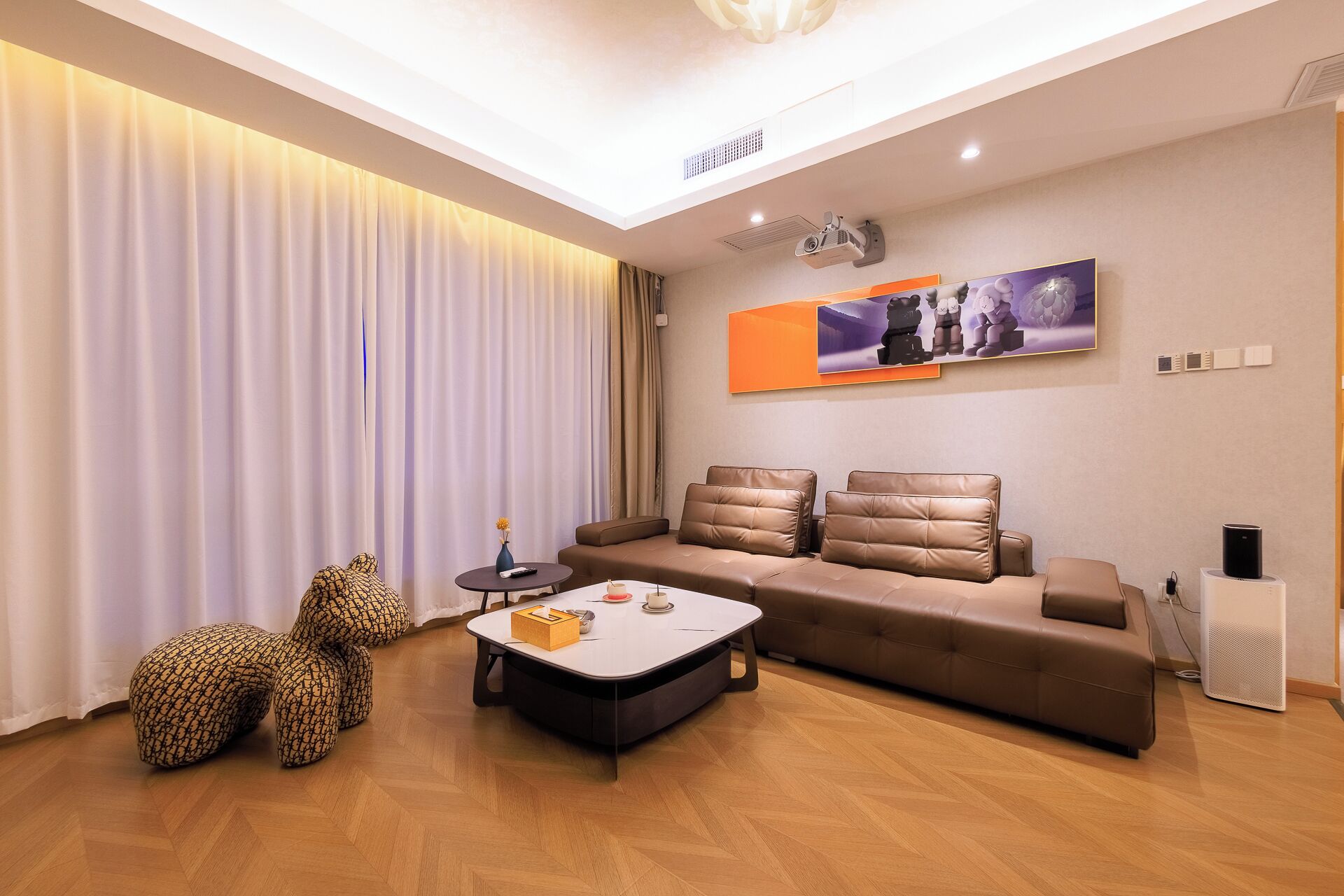 Een moderne woonkamer met een bank, salontafel en decoratieve kussens.