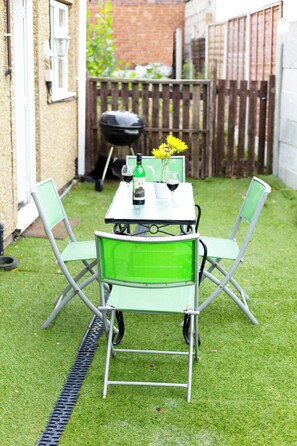 Outdoor dining - Room-tranquil Double Room With Garden Ne (Wolverhampton)